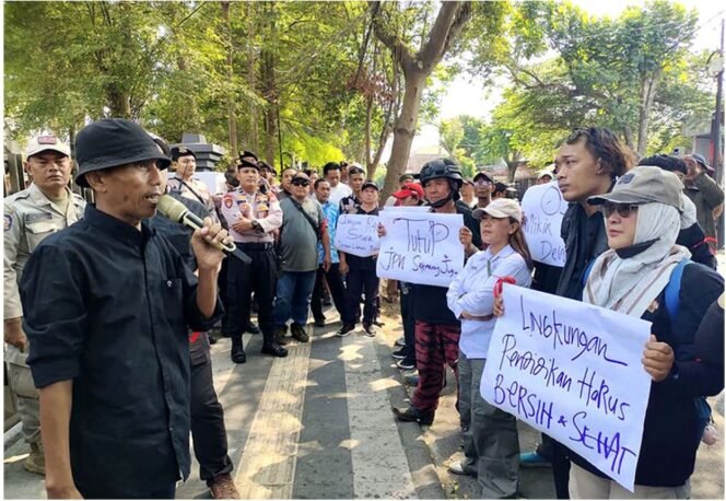 
					Warga, massa LSM Pagar, dan tim Pemkab Jombang turun ke lokasi PT JPN, untuk menangani laporan polusi bau busuk yang mengganggu proses belajar SMPN 4 Banjardowo, Kamis 8 Oktober 2026. Foto: warta desa.co