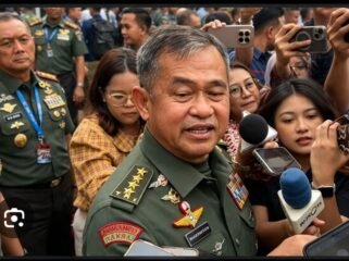 Wartawan berhasil doorstop, saat KSAD Jenderal Maruli Simanjuntak berada di Istana Negara, 7 Oktober 2026. Pertanyaan wartawan tentang petugas kepolisian menggerebek rumah dinas perwira tinggi jadi pusat operasi judi online. Foto: ist