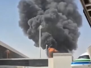 Diinformasikan tiga orang tewas, 31 lainnya lukakuka, ketika rudal Houthi jatuh di bandara King Khalid, Riyadh, Arab Saudi. Foto: instagram@avionlknowledge