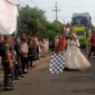 Kepala desa Sidowarek Drs Fatchurrohman bersama forkopimca Ngoro, kibarkan berdera start karnaval bersih desa, diikuti 13 tim dari 7 dusun plus 6 tim sound horek dari titik start dusun Winorejo. Foto: swarajombang.com/ sri muryanto