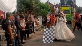 Kepala desa Sidowarek Drs Fatchurrohman bersama forkopimca Ngoro, kibarkan berdera start karnaval bersih desa, diikuti 13 tim dari 7 dusun plus 6 tim sound horek dari titik start dusun Winorejo. Foto: swarajombang.com/ sri muryanto