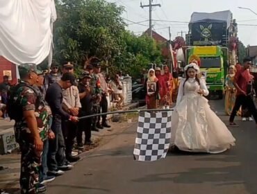 Kepala desa Sidowarek Drs Fatchurrohman bersama forkopimca Ngoro, kibarkan berdera start karnaval bersih desa, diikuti 13 tim dari 7 dusun plus 6 tim sound horek dari titik start dusun Winorejo. Foto: swarajombang.com/ sri muryanto