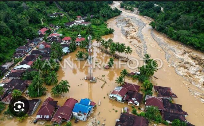 
					Sejak awal Oktober 2026 hingga saat ini, kota Padang diguyur hujan hidrometeorologi hingga yerjafi 7 titik banjir bandang, serta 14 titik lknfsor. Fito: antara