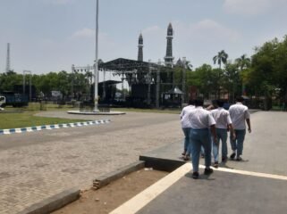 Panitia telah menyiapkan ridging jumbo untuk panggung Jombang Bersholawat bersama Gus Iqdam, di alun akun Jombang, Selasa malam 13 Oktober 2026. Foto: swarajombang.com/ priyo s.
