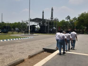 Panitia telah menyiapkan ridging jumbo untuk panggung Jombang Bersholawat bersama Gus Iqdam, di alun akun Jombang, Selasa malam 13 Oktober 2026. Foto: swarajombang.com/ priyo s.