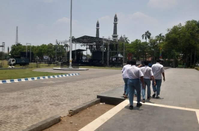 
					Panitia telah menyiapkan ridging jumbo untuk panggung Jombang Bersholawat bersama Gus Iqdam, di alun akun Jombang, Selasa malam 13 Oktober 2026. Foto: swarajombang.com/ priyo s.