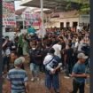Bentrok antara massa AMPB Vs LSM Aksi Pati Bangkit, berhasil dilerai petugas keamanan di halaman PN Pati, Selasa 13 Oktober 2026. Foto: ist