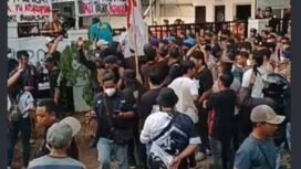 Bentrok antara massa AMPB Vs LSM Aksi Pati Bangkit, berhasil dilerai petugas keamanan di halaman PN Pati, Selasa 13 Oktober 2026. Foto: ist