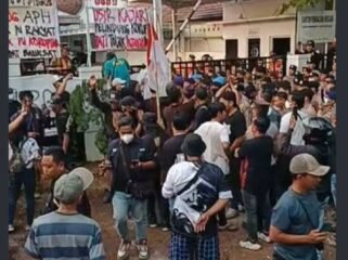Bentrok antara massa AMPB Vs LSM Aksi Pati Bangkit, berhasil dilerai petugas keamanan di halaman PN Pati, Selasa 13 Oktober 2026. Foto: ist