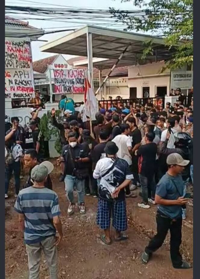 
					Bentrok antara massa AMPB Vs LSM Aksi Pati Bangkit, berhasil dilerai petugas keamanan di halaman PN Pati, Selasa 13 Oktober 2026. Foto: ist
