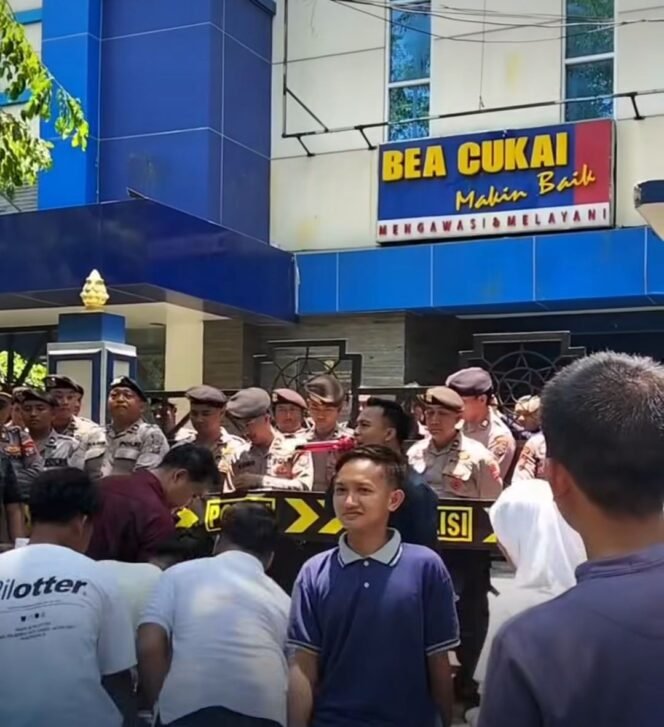 
					Massa Lempari Telur Kantor Bea Cukai Madura, LSM Tuntut Tutup 23 Pabrik Rokok Ilegal
