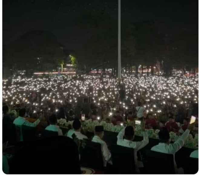 
					Jombang Bersholawat Hadirkan Gus Iqdam dan Hadrah Sabilu Taubah, Alunalun Dibanjiri Puluhan Ribu Warga