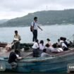 Sebuah perahu nelayan berhasil selamatkan 37 siswa yang sampannya karam di perairan Mentawai, Selasa sore 13 Oktibeober 2026. Foto: instagram@topikserucom