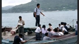 Sebuah perahu nelayan berhasil selamatkan 37 siswa yang sampannya karam di perairan Mentawai, Selasa sore 13 Oktibeober 2026. Foto: instagram@topikserucom