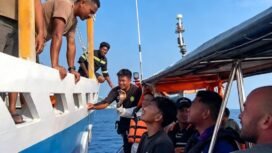Pra korban tenggelam KM Feronia dievakuasi ke kapal SAR di lait Labuhan Bajo, Selasa 13 Oktober 2016. Foto: ist