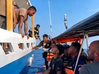 Pra korban tenggelam KM Feronia dievakuasi ke kapal SAR di lait Labuhan Bajo, Selasa 13 Oktober 2016. Foto: ist