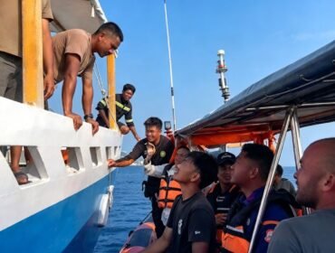 Pra korban tenggelam KM Feronia dievakuasi ke kapal SAR di lait Labuhan Bajo, Selasa 13 Oktober 2016. Foto: ist