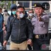 Petugas membawa bupati Klaten, Jawa Tengah, paska OTT di Klaten dan Jakarta, 15-16 Oktober 2025. Foto: antara
