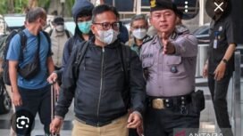 Petugas membawa bupati Klaten, Jawa Tengah, paska OTT di Klaten dan Jakarta, 15-16 Oktober 2025. Foto: antara