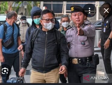Petugas membawa bupati Klaten, Jawa Tengah, paska OTT di Klaten dan Jakarta, 15-16 Oktober 2025. Foto: antara