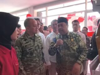 Bupati Jombang, Warsubi, bersama Komandan Korem 082/Citra Panca Yudha Jaya (CPYJ), Kolonel Inf. Batara Alex Bulo, melakukan peninjauan operasi 8 gerai KDKMP di Mojoagung dan Mojowarno, Jumat pagi 16 Oktober 2026.