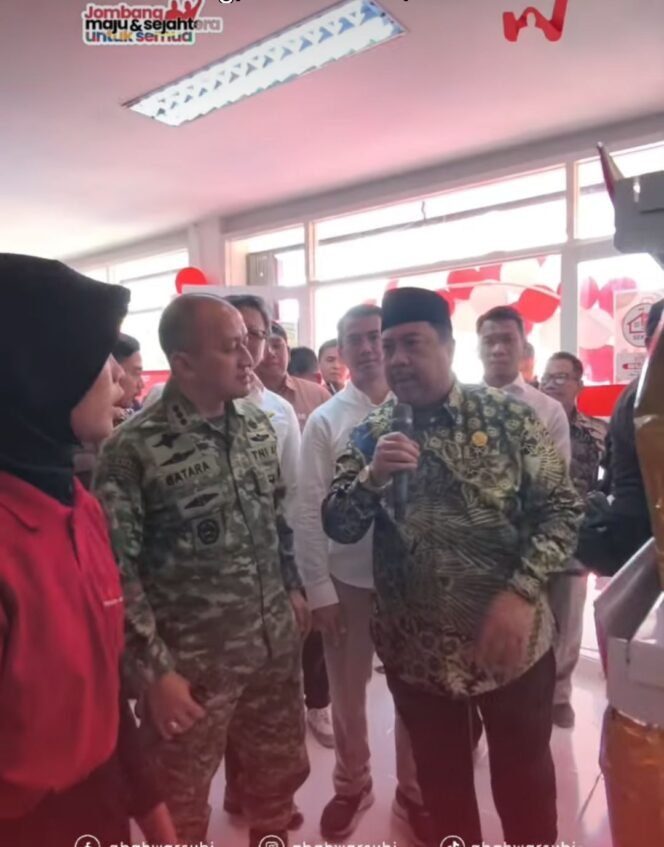
					Bupati Jombang, Warsubi, bersama Komandan Korem 082/Citra Panca Yudha Jaya (CPYJ), Kolonel Inf. Batara Alex Bulo, melakukan peninjauan operasi 8 gerai KDKMP di Mojoagung dan Mojowarno, Jumat pagi 16 Oktober 2026.