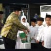 Bupati Jombang, H Warsubi menyerahkan penghargaan bagi pemenang Festival Literasi Jombang 2026, di pendopo pemkab Jombang. Foto: jombangkab.go.id