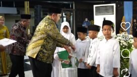 Bupati Jombang, H Warsubi menyerahkan penghargaan bagi pemenang Festival Literasi Jombang 2026, di pendopo pemkab Jombang. Foto: jombangkab.go.id