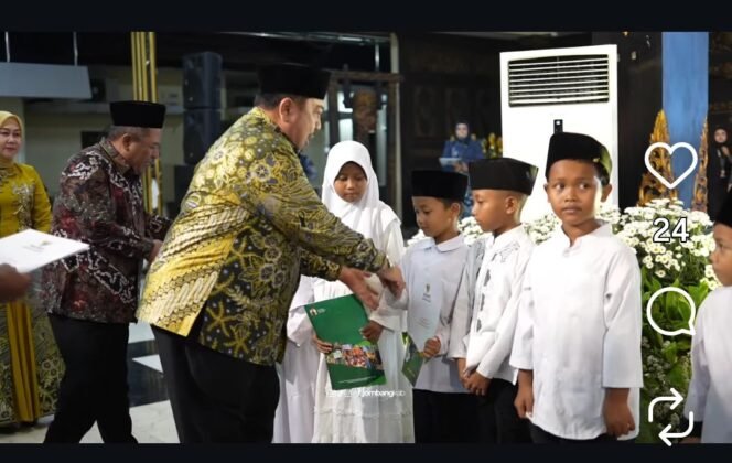
					Bupati Jombang, H Warsubi menyerahkan penghargaan bagi pemenang  Festival Literasi Jombang 2026, di pendopo pemkab Jombang. Foto: jombangkab.go.id