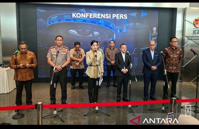 
					OJK jatuhkan sanksi denda Rp2,5 triliun kepada tiga emiten di Pasar Modal Indonesia, milik Prajogo Panggestu dan Keluarga Eka Tjipta Wijaya. Foto: antara
