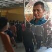 Setiap bulan sekali jatuh pada hari Jumat Legi, Agus Karim (insert) dan keluarga menggelar aktivitas makam soto gratis di halaman masjid di sekretariat Golkar Jombang. Foto: swarajombang.com/ priyo suwarno