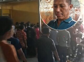 Setiap bulan sekali jatuh pada hari Jumat Legi, Agus Karim (insert) dan keluarga menggelar aktivitas makam soto gratis di halaman masjid di sekretariat Golkar Jombang. Foto: swarajombang.com/ priyo suwarno