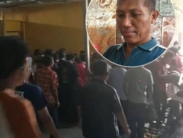 Setiap bulan sekali jatuh pada hari Jumat Legi, Agus Karim (insert) dan keluarga menggelar aktivitas makam soto gratis di halaman masjid di sekretariat Golkar Jombang. Foto: swarajombang.com/ priyo suwarno