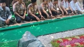 Selain meresmikan Dest Ketenagakerjaan, Kapolri Jenderal Suyudi Ario Seto juga nyekar ke makam KH Abdurrahman Wahid alias Gus Dur di Denanyar, kompleks Pesantren Tebuireng, Jombang, Sabtu 27 Oktober 2026. Foto: ist