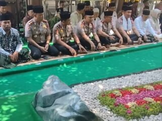 Selain meresmikan Dest Ketenagakerjaan, Kapolri Jenderal Suyudi Ario Seto juga nyekar ke makam KH Abdurrahman Wahid alias Gus Dur di Denanyar, kompleks Pesantren Tebuireng, Jombang, Sabtu 27 Oktober 2026. Foto: ist