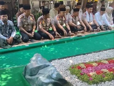 Selain meresmikan Dest Ketenagakerjaan, Kapolri Jenderal Suyudi Ario Seto juga nyekar ke makam KH Abdurrahman Wahid alias Gus Dur di Denanyar, kompleks Pesantren Tebuireng, Jombang, Sabtu 27 Oktober 2026. Foto: ist