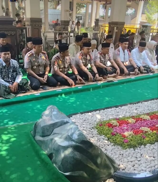 
					Selain meresmikan Dest Ketenagakerjaan, Kapolri Jenderal Suyudi Ario Seto juga nyekar ke makam KH Abdurrahman Wahid alias Gus Dur di Denanyar, kompleks Pesantren Tebuireng, Jombang, Sabtu 27 Oktober 2026. Foto: ist