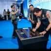Kapolri Jenderal Suyudi Ario Seto tanda tangani prasasti peresmian Desk Ketenagakerjaan, di halaman mapolres Jombang, Sabtu 17 Oktober 2026. Foto: ist
