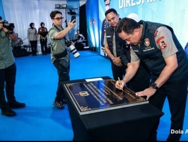 Kapolri Jenderal Suyudi Ario Seto tanda tangani prasasti peresmian Desk Ketenagakerjaan, di halaman mapolres Jombang, Sabtu 17 Oktober 2026. Foto: ist
