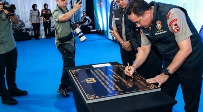Kapolri Jenderal Suyudi Ario Seto tanda tangani prasasti peresmian Desk Ketenagakerjaan, di halaman mapolres Jombang, Sabtu 17 Oktober 2026. Foto: ist
