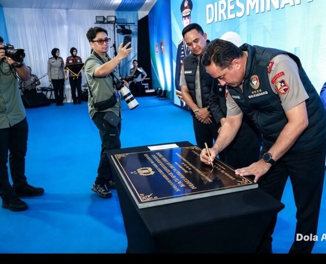 
					Kapolri Jenderal Suyudi Ario Seto tanda tangani prasasti peresmian Desk Ketenagakerjaan, di halaman mapolres Jombang, Sabtu 17 Oktober 2026. Foto: ist
