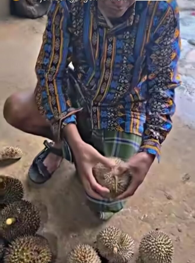 
					Untuk memperingati Hari Santri, pemkab Jombang   imbau warga khususnya ASN di lingkungan instansi pemerintah berbusana Muslim dan sarung. Foto: instagram@jodi_jombang 
