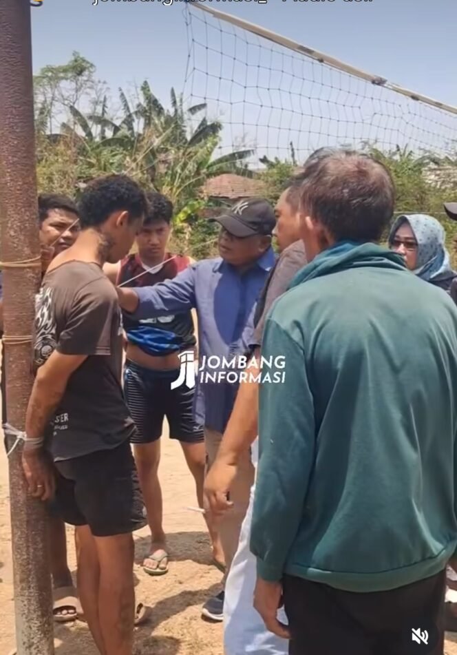 
					Warga Banjaragung, Bareng, Jombang meringkus dan mengikat terduga di tiang besi, Sabtu siang, 17 Oktober 2026. Foto: instagram@jombanginformadi_