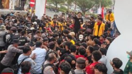 Aksi massa jilid III terjadi Senin, 19 Oktober 2026, menyegel kantor gubernur Kalteng. Foto: ist