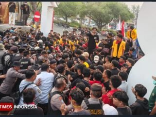 Aksi massa jilid III terjadi Senin, 19 Oktober 2026, menyegel kantor gubernur Kalteng. Foto: ist