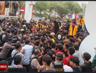 Aksi massa jilid III terjadi Senin, 19 Oktober 2026, menyegel kantor gubernur Kalteng. Foto: ist