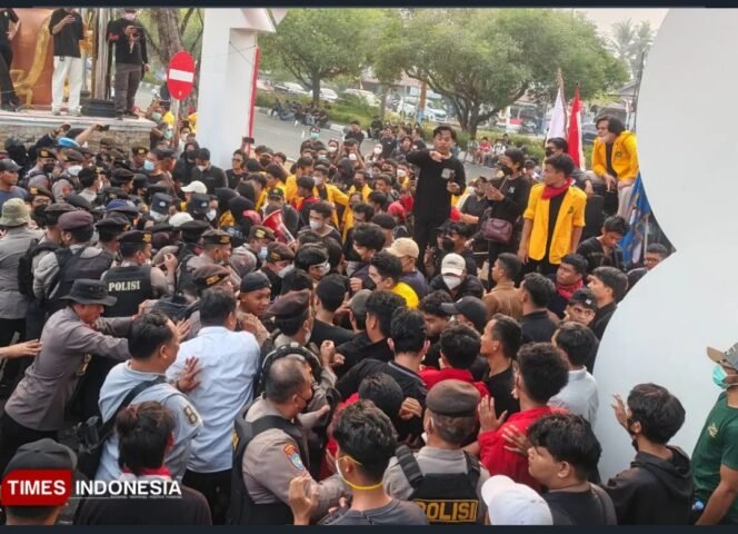 
					Aksi massa jilid III terjadi Senin, 19 Oktober 2026, menyegel kantor gubernur Kalteng. Foto: ist