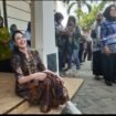 Di teras rumah produksi manik manik Beafs Flower, milik Kadrs Plumbon Gambang, Arumi Bachin menunjukkan gaya humble duduk di lantai pasang sepatu, Selada, 20 Oktober 2026. Foto: swarajombang.com/priyo s
