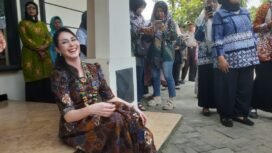 Di teras rumah produksi manik manik Beafs Flower, milik Kadrs Plumbon Gambang, Arumi Bachin menunjukkan gaya humble duduk di lantai pasang sepatu, Selada, 20 Oktober 2026. Foto: swarajombang.com/priyo s