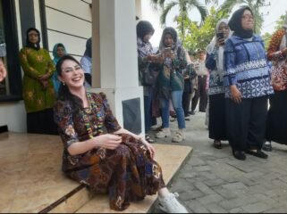 Di teras rumah produksi manik manik Beafs Flower, milik Kadrs Plumbon Gambang, Arumi Bachin menunjukkan gaya humble duduk di lantai pasang sepatu, Selada, 20 Oktober 2026. Foto: swarajombang.com/priyo s